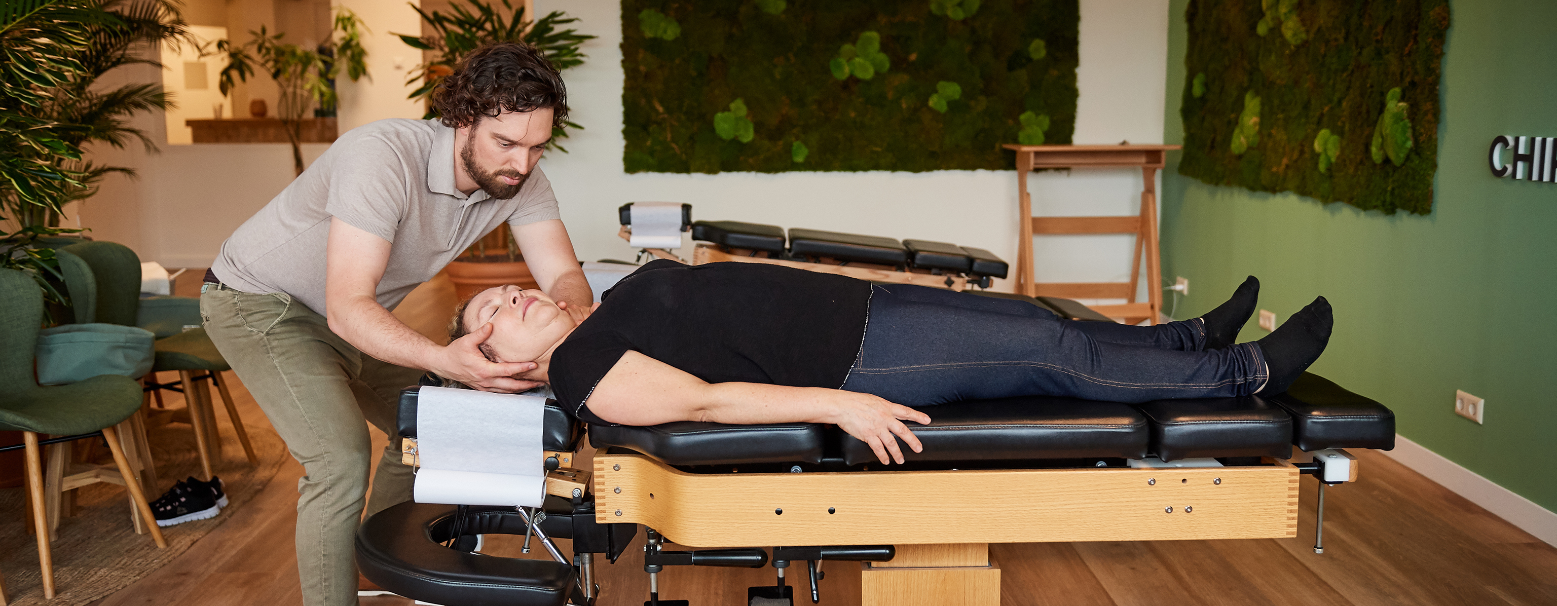 Chiropractor behandelt volwassen vrouw aan de nek